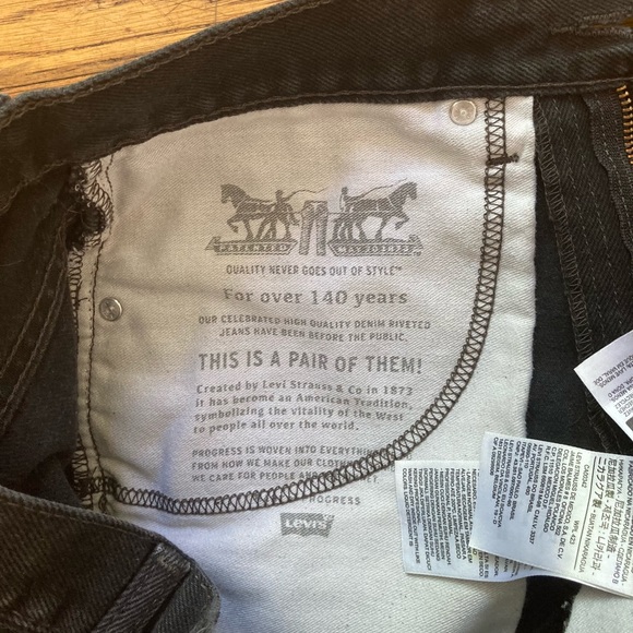 LEVI’S black denim cutoff shorts - Picture 5 of 10